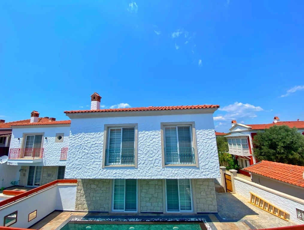 Alaçatı Çarşı içi 3 yatak odalı, havuzlu taş villa 2