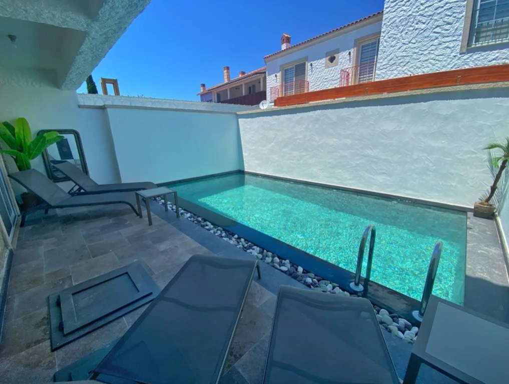 Alaçatı Çarşı içi 3 yatak odalı, havuzlu taş villa 4