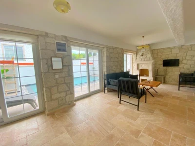 Alaçatı Çarşı içi 3 yatak odalı, havuzlu taş villa 1