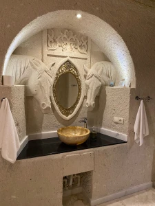 Kapadokya Balayı Paketi | Abu Hayat Cave Suites Sultan Suite | Şömineli Mağara Oda