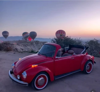 Vožnja starinskim automobilom u zoru sa pogledom na balone u Kapadokiji