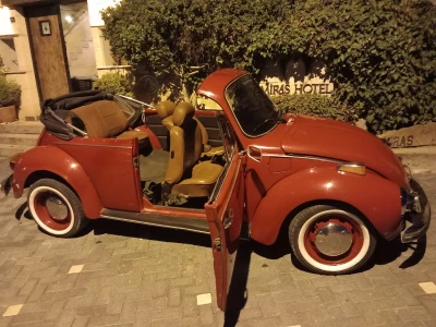 Vožnja starinskim automobilom u zoru sa pogledom na balone u Kapadokiji