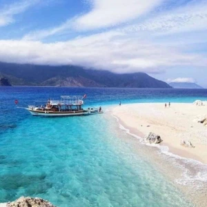 Turul cu barca pe insula Suluada: Descoperiți Maldivele turcești din Antalya