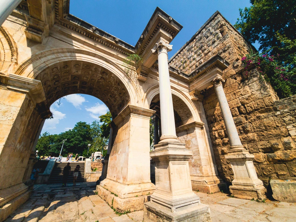 इस्तांबुल से अंताल्या हवाई जहाज द्वारा मिथक और किंवदंतियों का दौरा