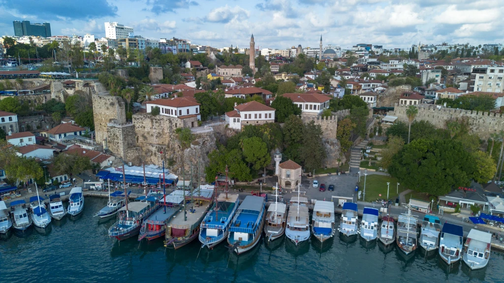इस्तांबुल से अंताल्या हवाई जहाज द्वारा मिथक और किंवदंतियों का दौरा