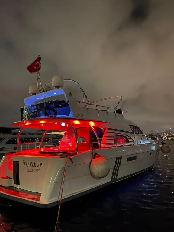 Saf Lüksün Tadını Çıkarın: İstanbul  Boğaz'ızında 1 Saatlik Özel Yat Deneyimi