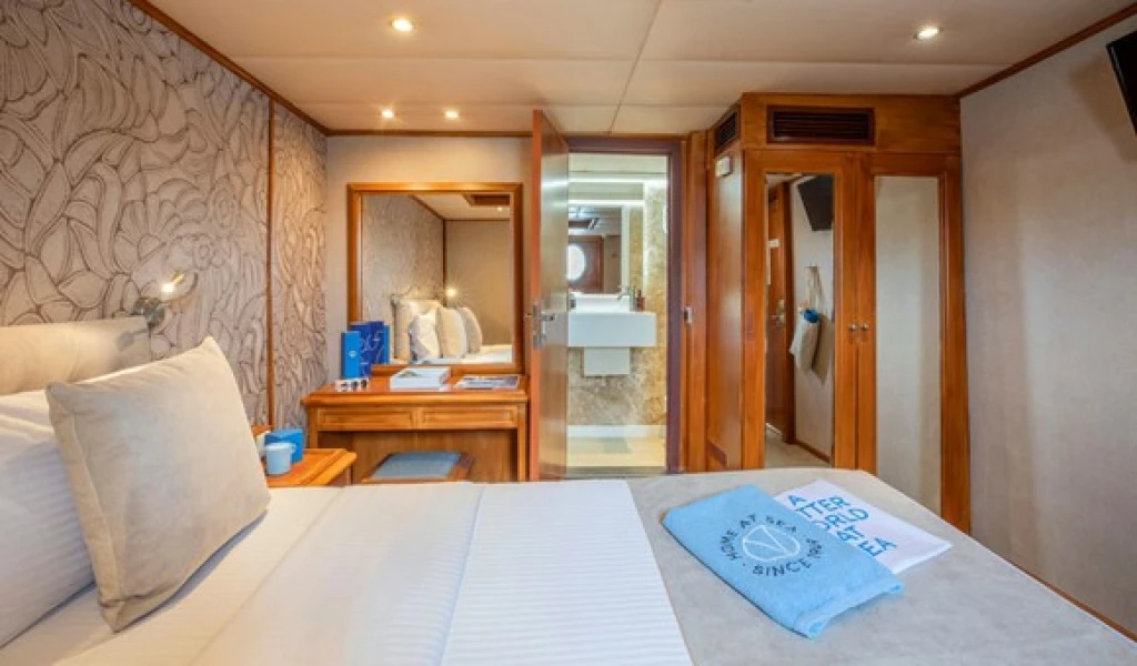 Aegean Food & Culture Cruise – Luxury Culinary Yacht Experience in Greece