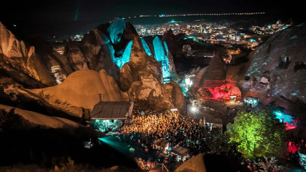 🌙 Kapadokya Gece Hayatı: Sessiz Romantizmden Şık Deneyimlere