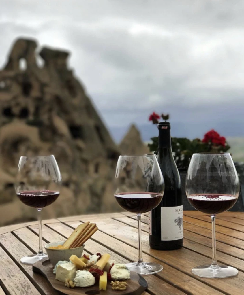 🍷 Kapadokya’da Şarap Nerede İçilir? (En İyi Mekanlar + Premium Öneri)