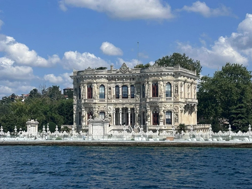 Luxury Bosphorus Yacht Cruise with Asian Side Stop