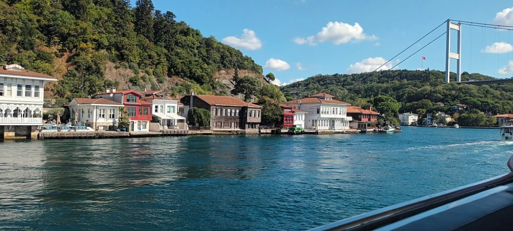 Luxury Bosphorus Yacht Cruise with Asian Side Stop