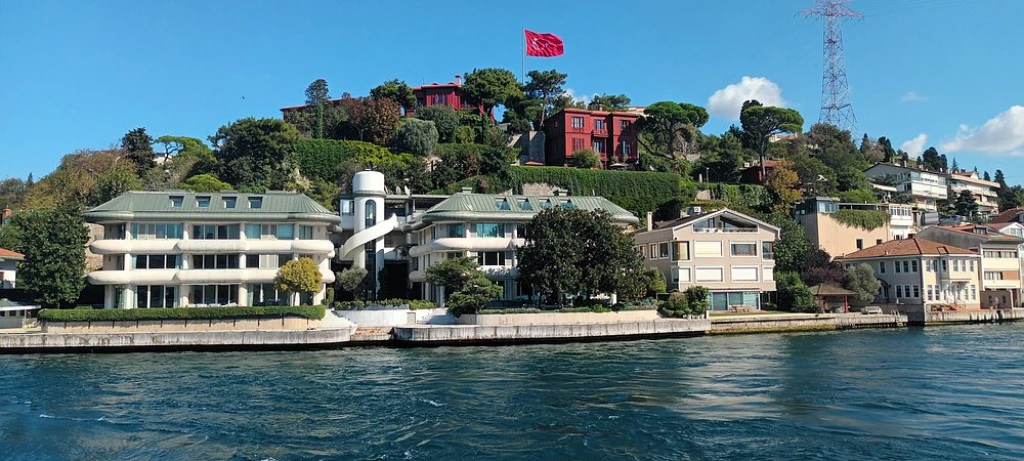 Luxury Bosphorus Yacht Cruise with Asian Side Stop