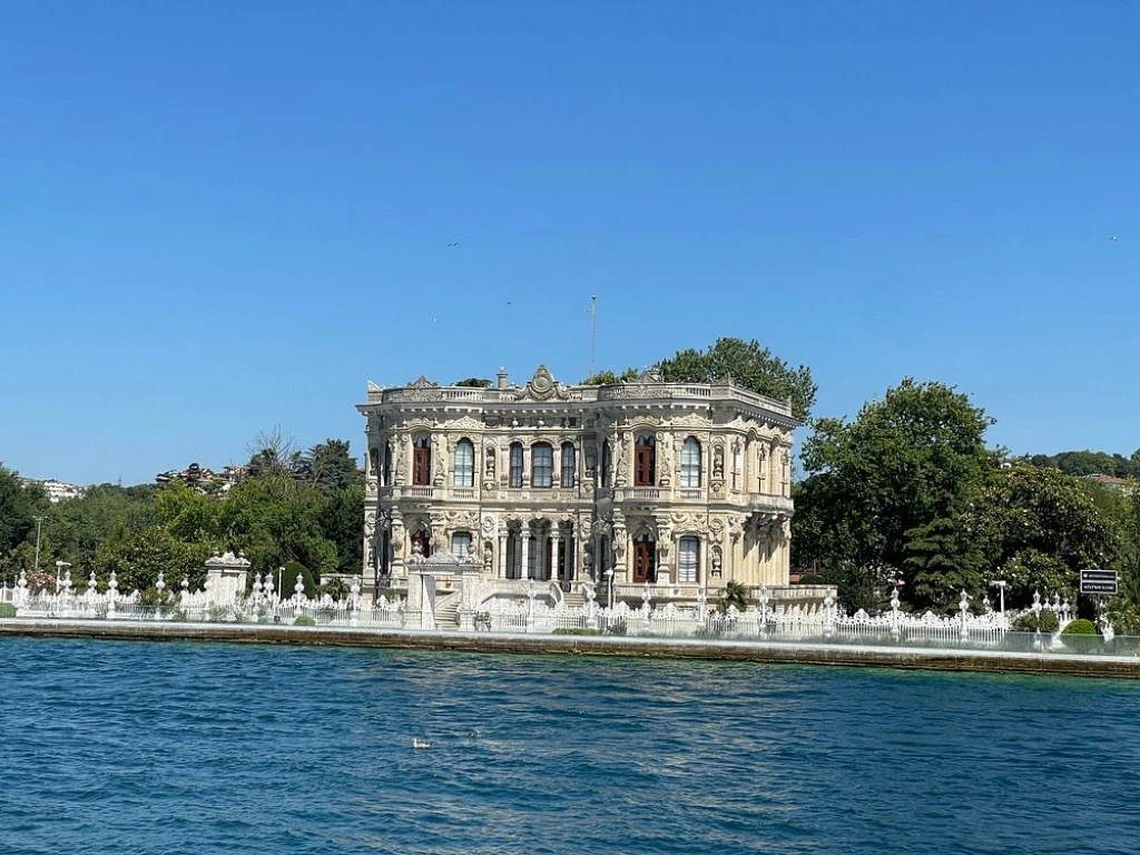 Luxury Bosphorus Yacht Cruise with Asian Side Stop
