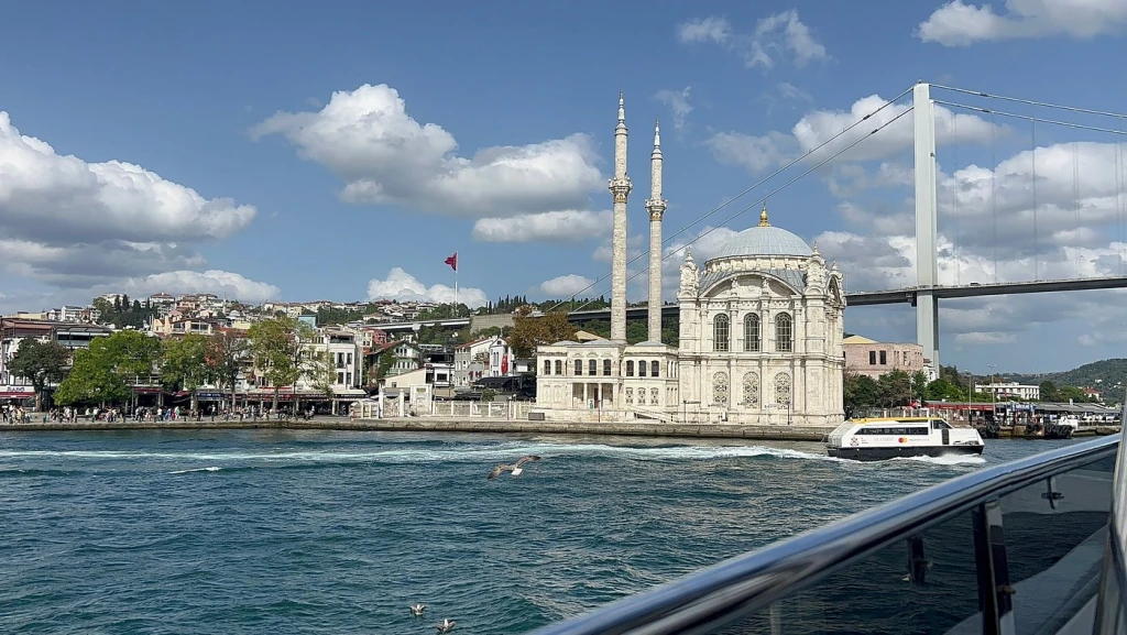 Luxury Bosphorus Yacht Cruise with Asian Side Stop