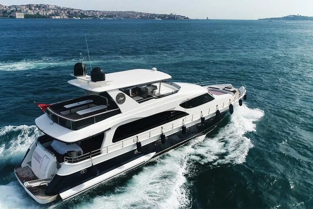 Luxury Bosphorus Yacht Cruise with Asian Side Stop