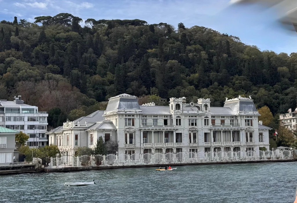 Luxury Bosphorus Yacht Cruise with Asian Side Stop