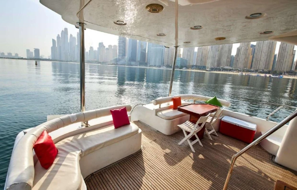 Аренда роскошной яхты в Дубае 75 футов – 35 гостей - Superfly