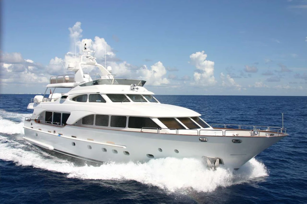 Аренда роскошной яхты в Дубае 110 футов – 45 гостей - BENETTI