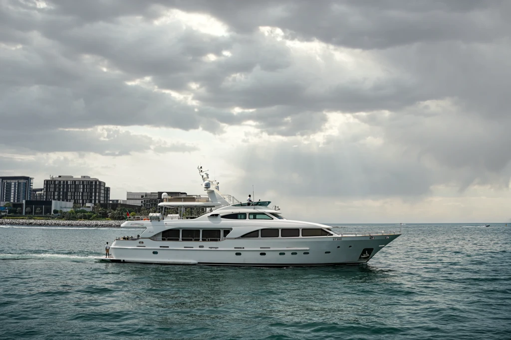 Аренда роскошной яхты в Дубае 110 футов – 45 гостей - BENETTI