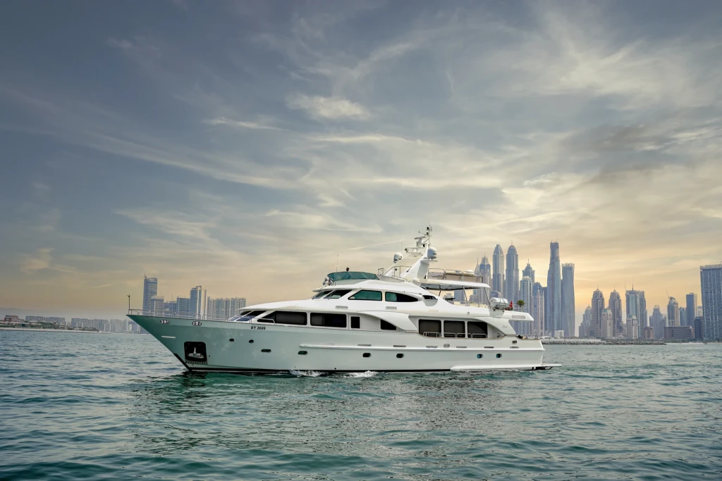 Аренда роскошной яхты в Дубае 110 футов – 45 гостей - BENETTI