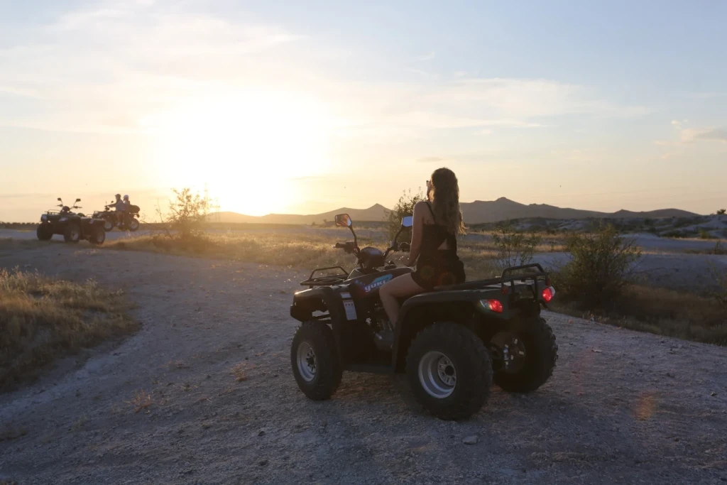 ماجراجویی ATV در کلاه‌فرنگی غروب خورشید