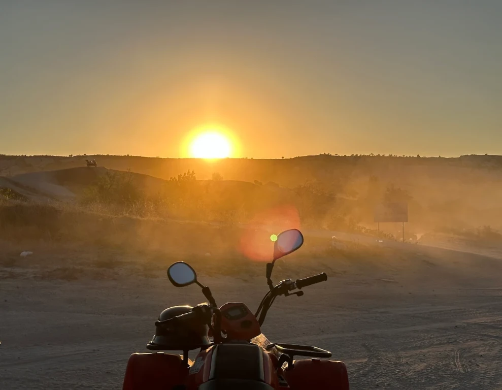 ماجراجویی ATV در کلاه‌فرنگی غروب خورشید