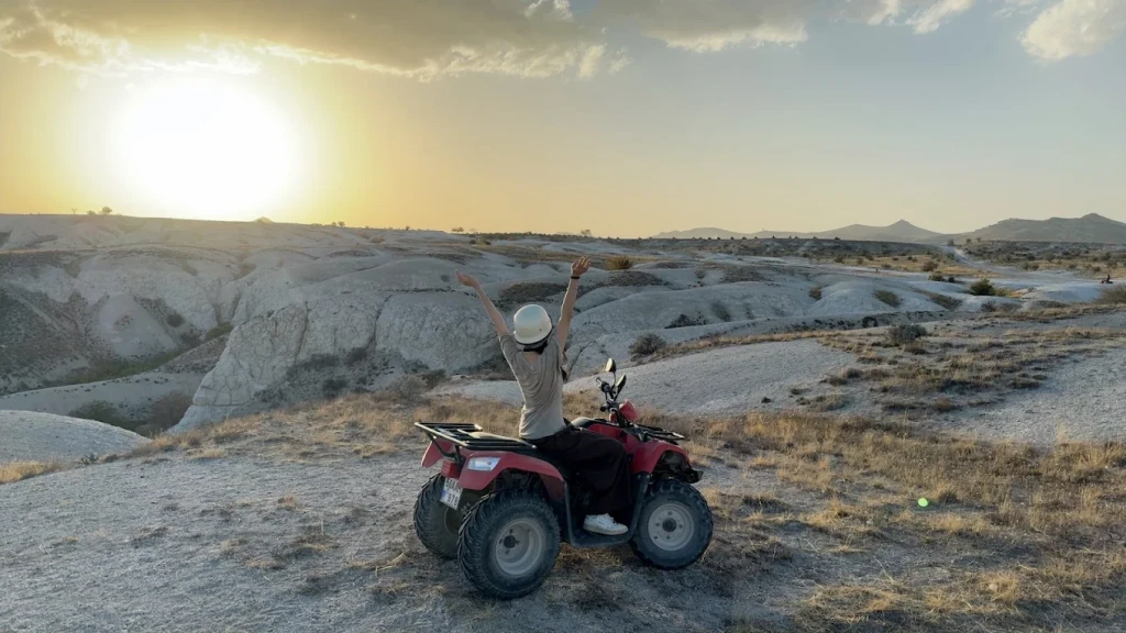 ماجراجویی ATV در کلاه‌فرنگی غروب خورشید