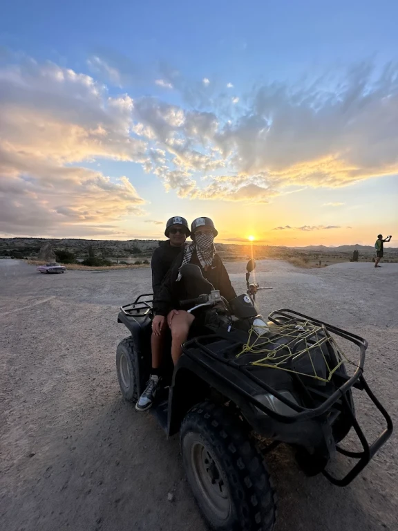 ماجراجویی ATV در کلاه‌فرنگی غروب خورشید