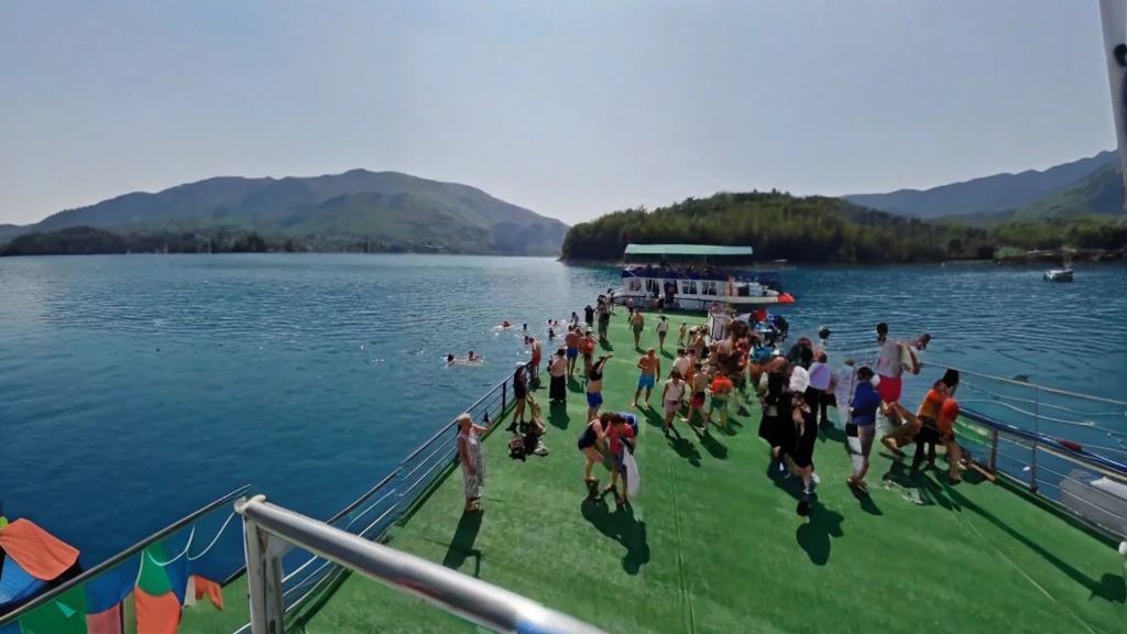 Side: Green Canyon Lake Cruise & Mountain Escape