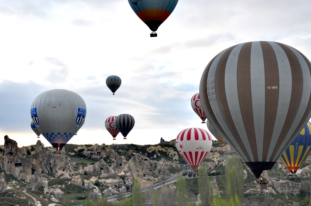 Pse fluturimi me balonë në Kapadokya është i shtrenjtë? (Nëse po shikon tani, tashmë je në një pikë kritike)