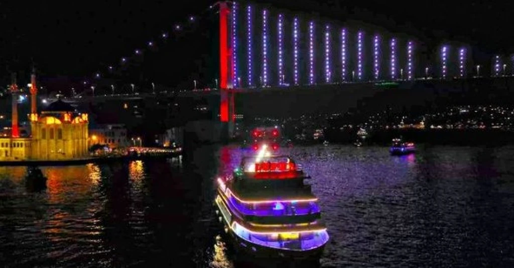 Istanbul: Bosphorus Dinner Cruise Incl. Drinks with Transfer