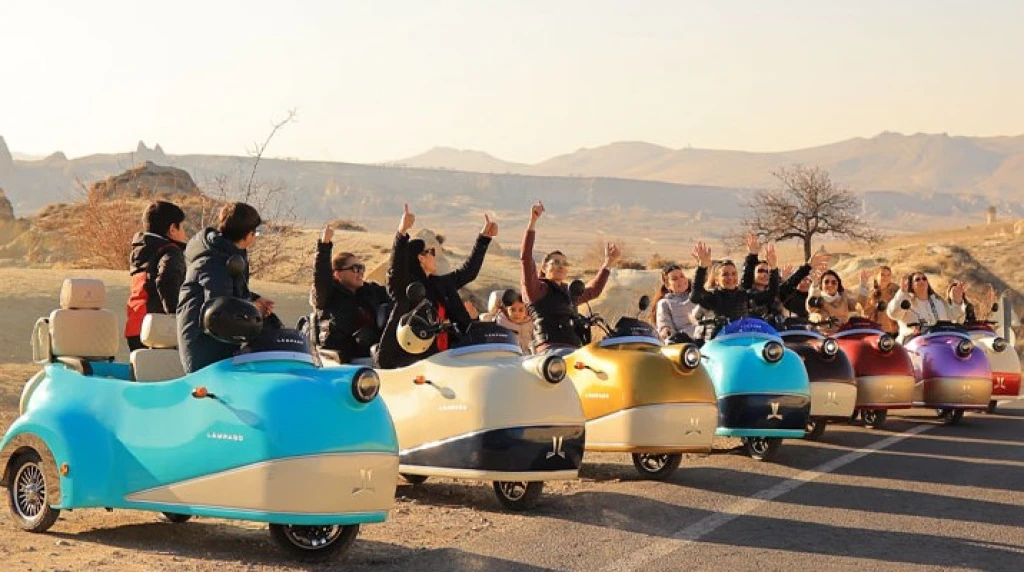 Vintage 3-wheeled vehicle tour - 2 or 1 person for 2 hours -