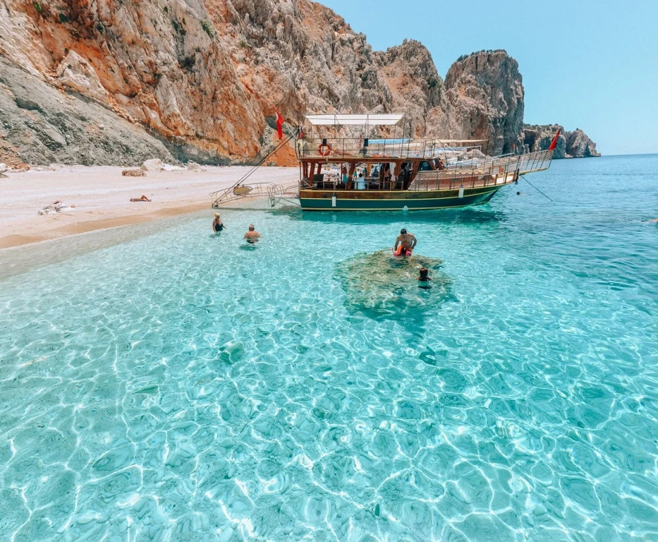 Side: Suluada Crystal Bays Boat Trip with Lunch