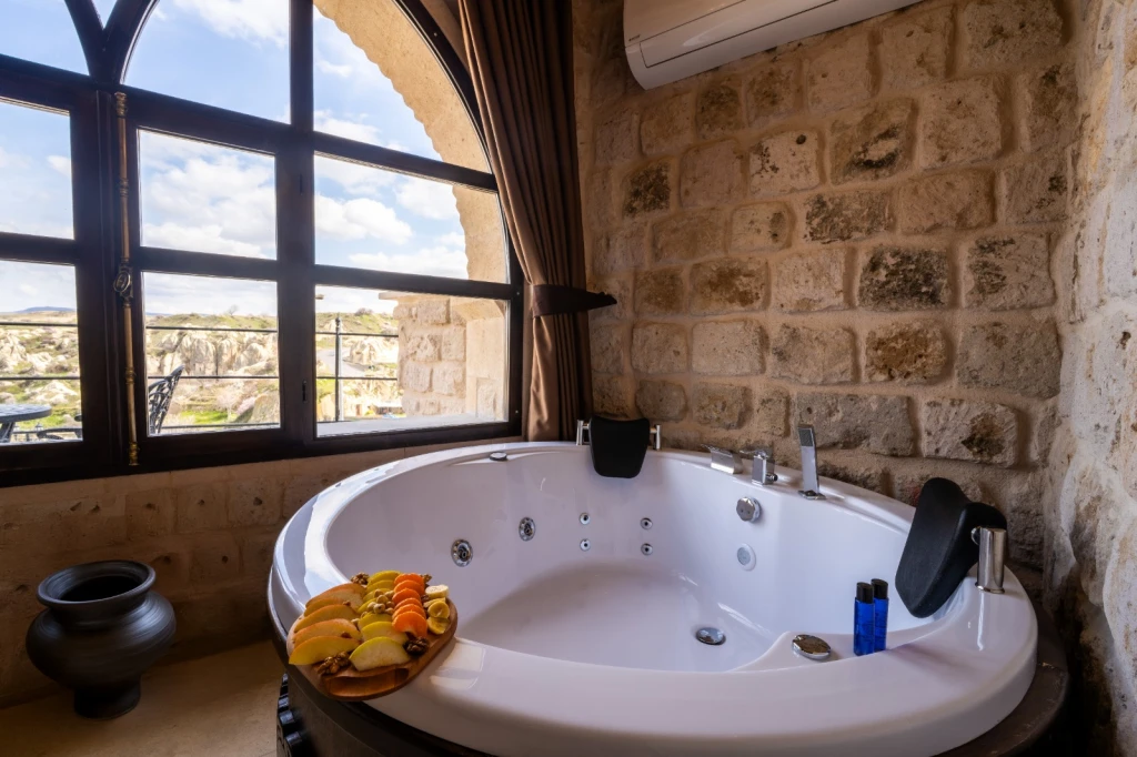 Kapadokya Balayı Odası 301 | Teraslı Jakuzili Taş Suite | Aurelia Cave Suites