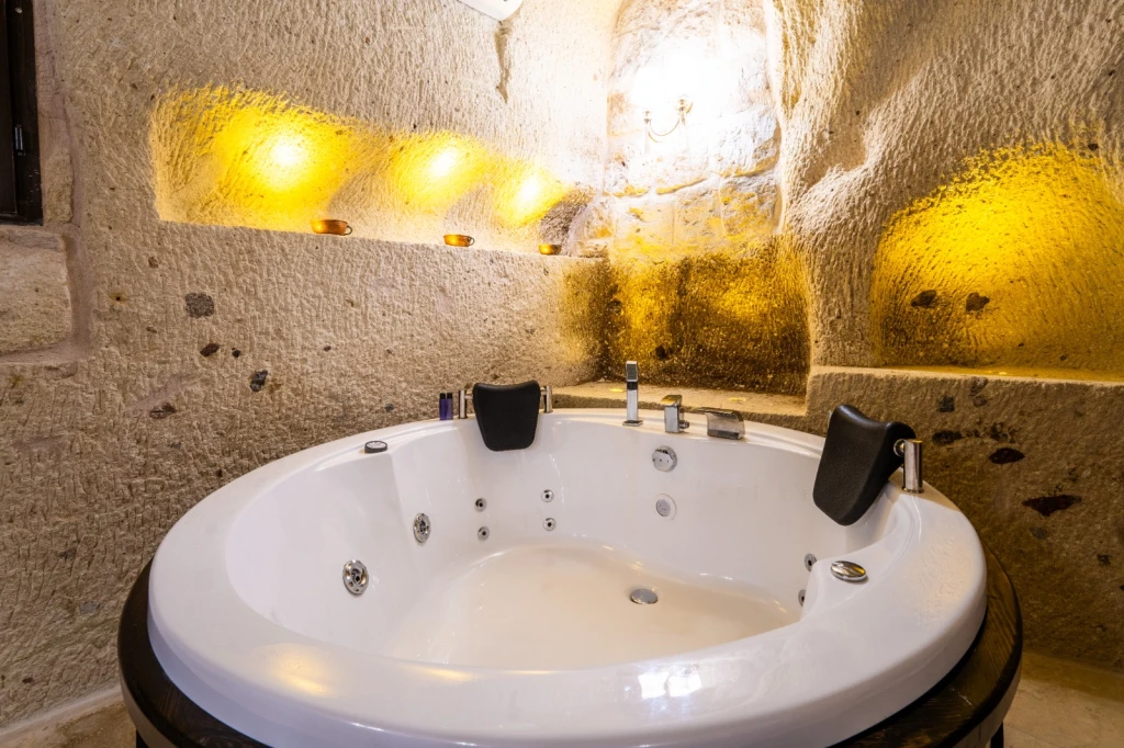Kapadokya Balayı Odası 104 | Jakuzili Romantik Cave Suite | Aurelia Cave Suites