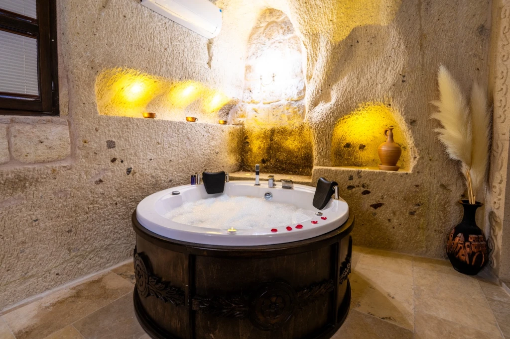 Kapadokya Balayı Odası 104 | Jakuzili Romantik Cave Suite | Aurelia Cave Suites