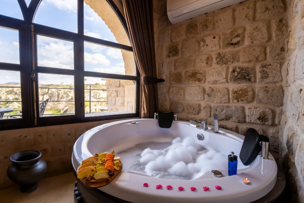 Kapadokya Balayı Odası 301 | Teraslı Jakuzili Taş Suite | Aurelia Cave Suites