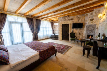 Kapadokya Balayı Odası 301 | Teraslı Jakuzili Taş Suite | Aurelia Cave Suites