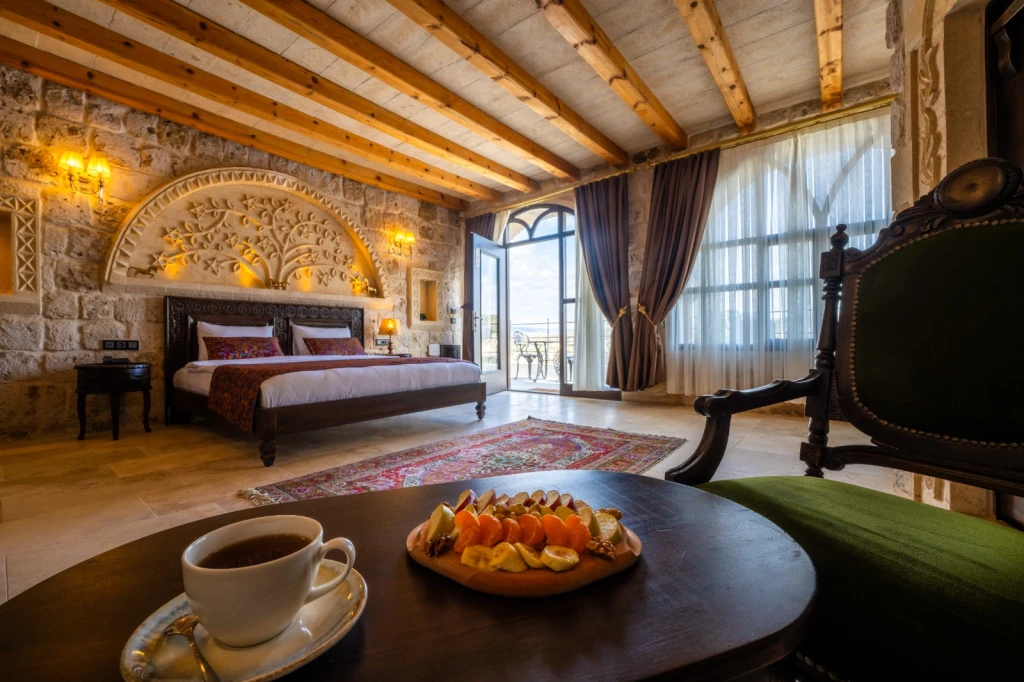 Kapadokya Balayı Odası 301 | Teraslı Jakuzili Taş Suite | Aurelia Cave Suites
