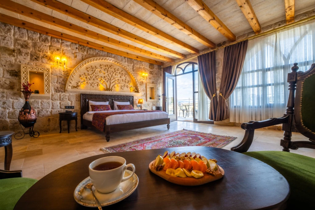 Kapadokya Balayı Odası 301 | Teraslı Jakuzili Taş Suite | Aurelia Cave Suites
