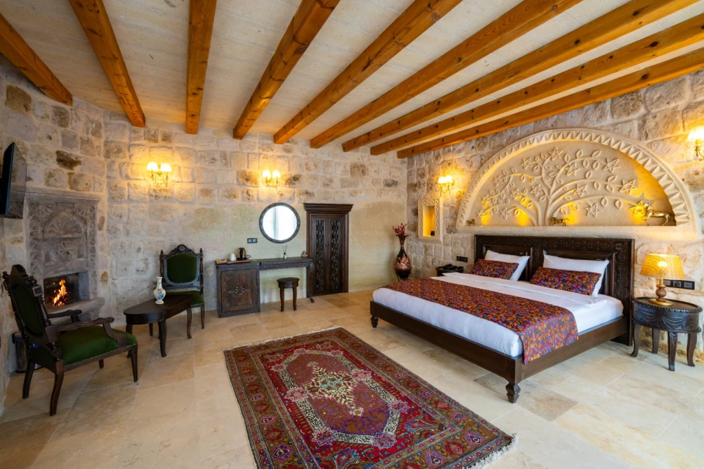 Kapadokya Balayı Odası 301 | Teraslı Jakuzili Taş Suite | Aurelia Cave Suites