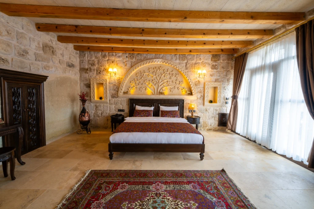 Kapadokya Balayı Odası 301 | Teraslı Jakuzili Taş Suite | Aurelia Cave Suites