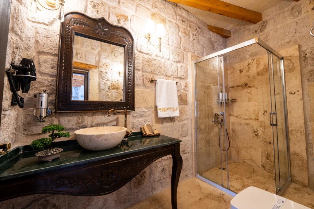 Kapadokya Balayı Odası 301 | Teraslı Jakuzili Taş Suite | Aurelia Cave Suites