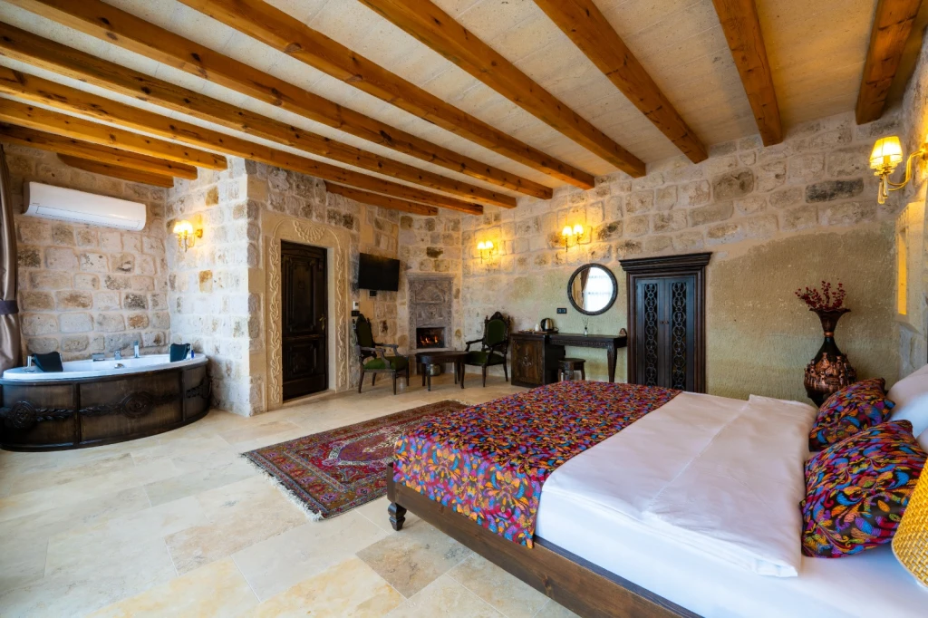 Kapadokya Balayı Odası 301 | Teraslı Jakuzili Taş Suite | Aurelia Cave Suites
