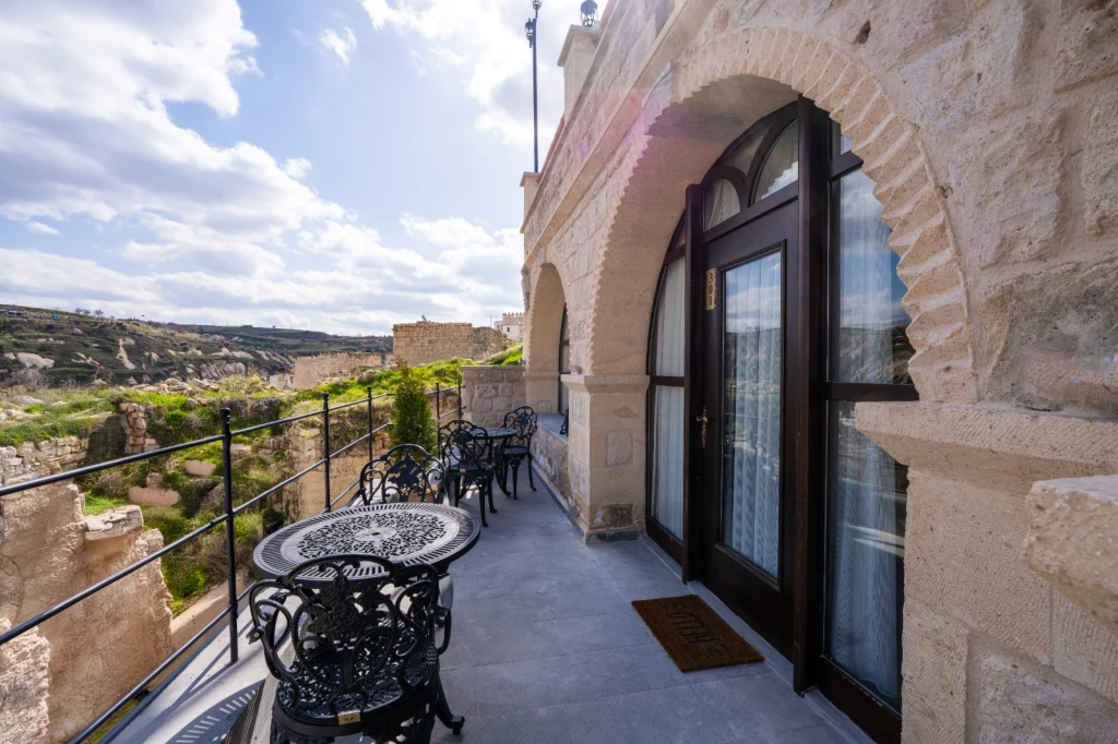 Kapadokya Balayı Odası 301 | Teraslı Jakuzili Taş Suite | Aurelia Cave Suites