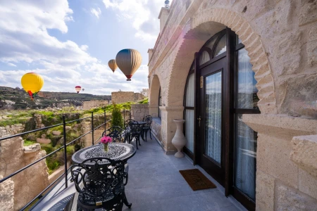 Kapadokya Balayı Odası 301 | Teraslı Jakuzili Taş Suite | Aurelia Cave Suites