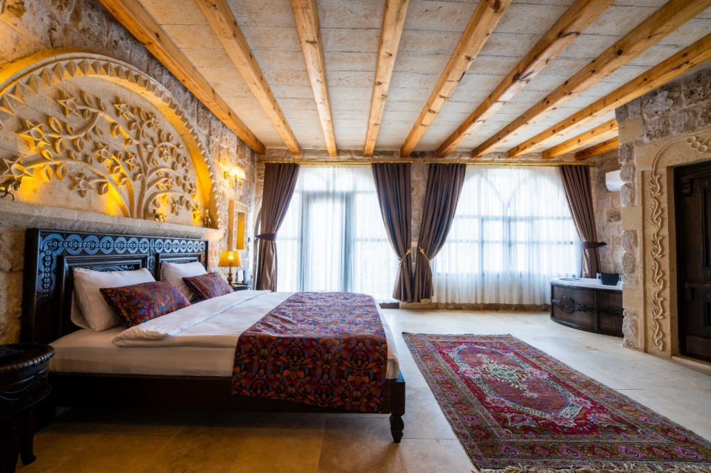 Kapadokya Balayı Odası 301 | Teraslı Jakuzili Taş Suite | Aurelia Cave Suites