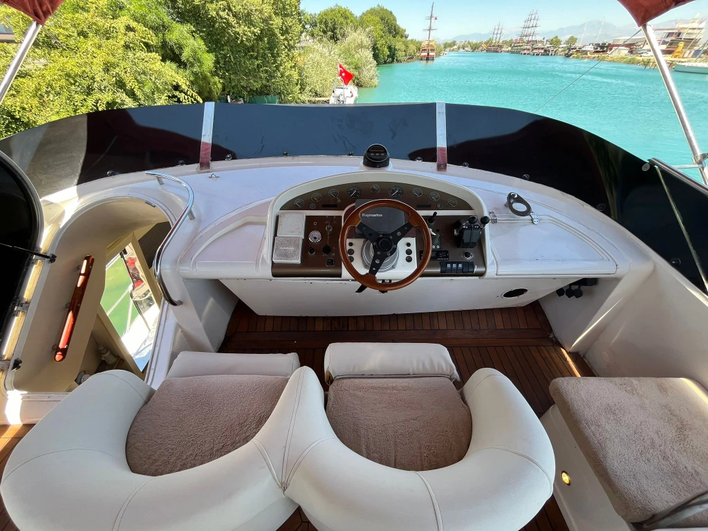 Side: Vip Yacht Cruise from River to Sea with Lunch