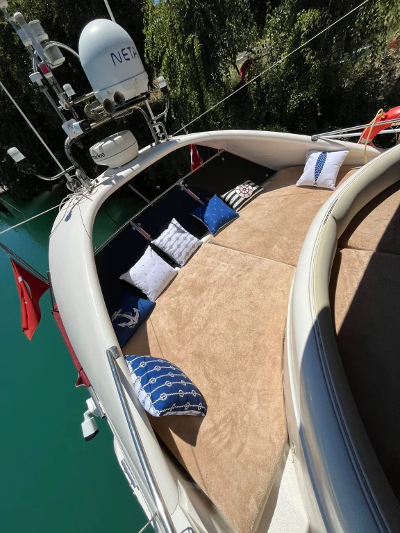 Side: Vip Yacht Cruise from River to Sea with Lunch