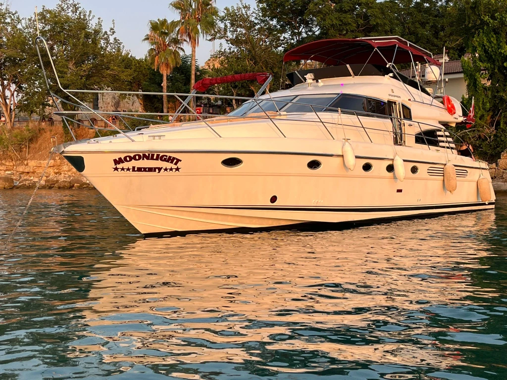 Side: Vip Yacht Cruise from River to Sea with Lunch
